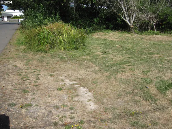 132 S Dolphin St, Rockaway Beach, OR 97136