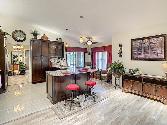 4th image of 2109 SE Floresta Dr