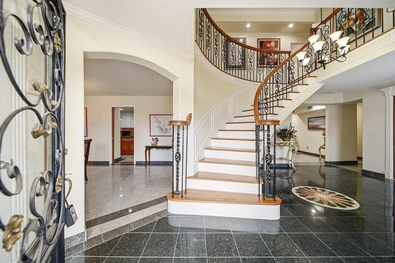 8 bed, 8.0 bath, 6384 sqft, $9,800 — Photo 3