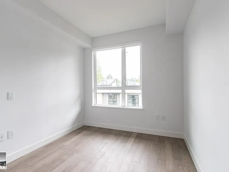 3220 Connaught Cres #305 — Photo 4