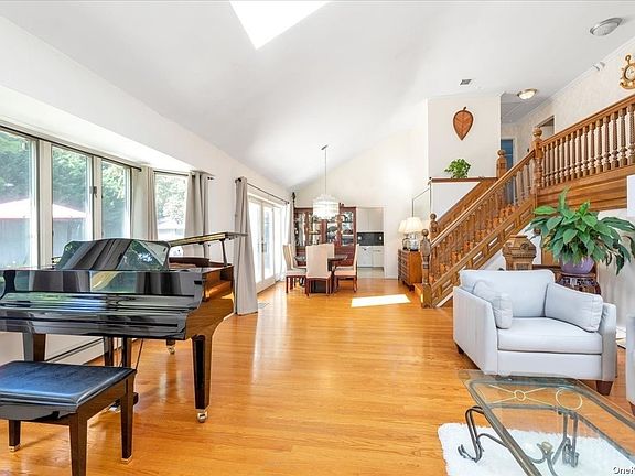 3rd image of 19 Birchwood Park Dr