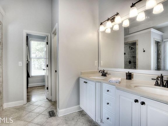 3rd image of 2060 Woodside Park Dr
