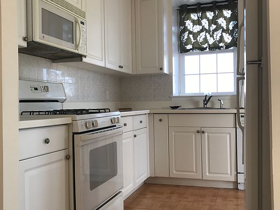 4th image of 40 Oceana Dr W APT 4C