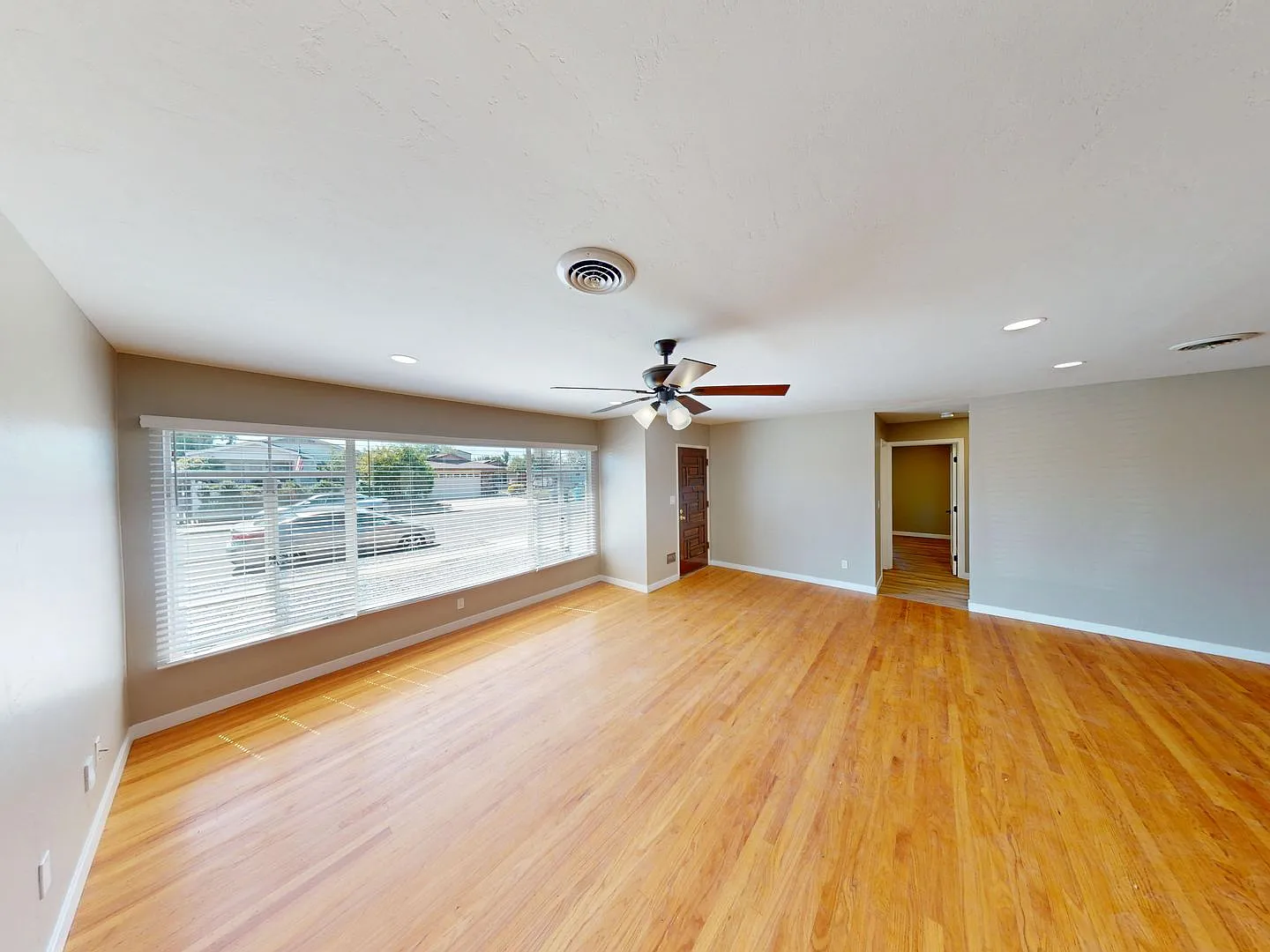 Remodeled in 2026!! Large 5 Bedroom 3 Bathroom Home Near Campus — Photo 2