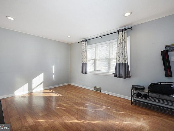 5th image of 266 Eaton Ave