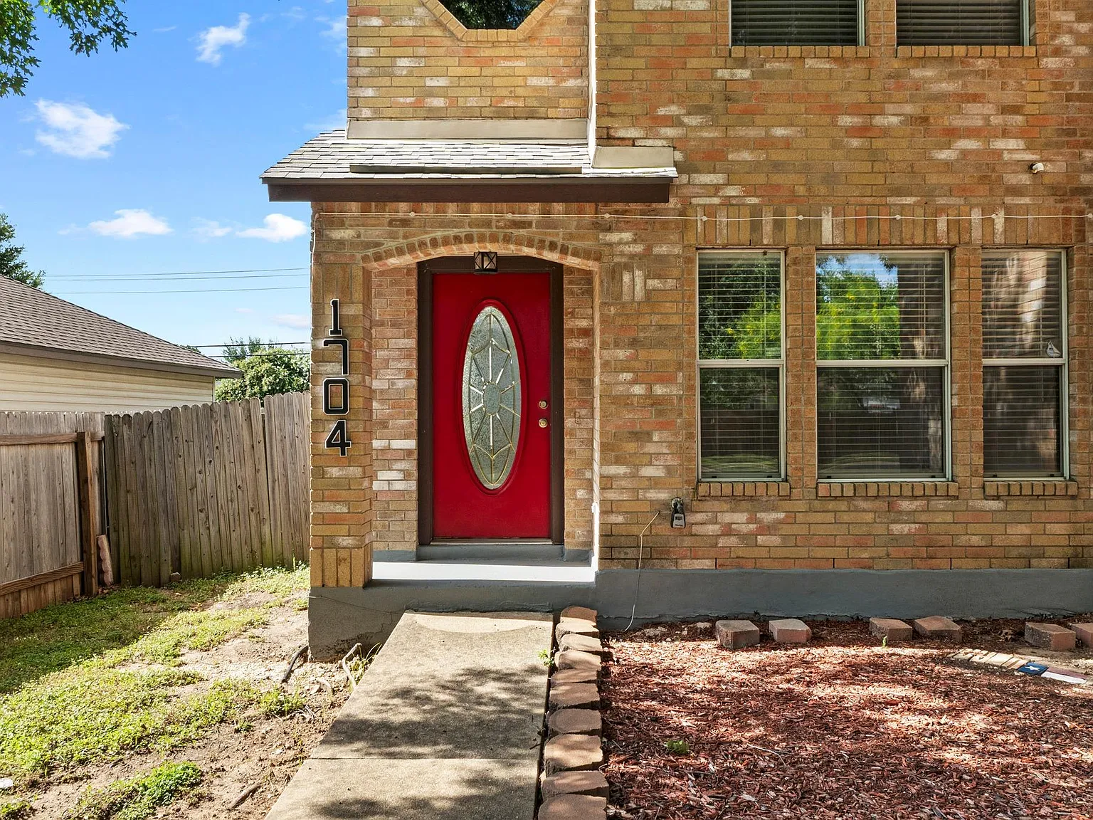 3 bed, 2.5 bath, 2351 sqft, $2,050 — Photo 4