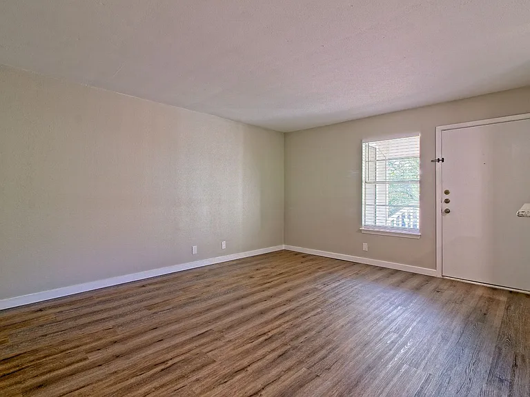 401 Hedgewood Dr #C — Photo 4