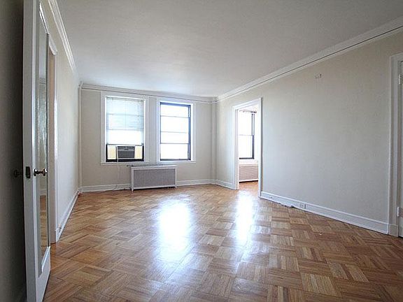 2nd image of 2000 N Lincoln Park W #909