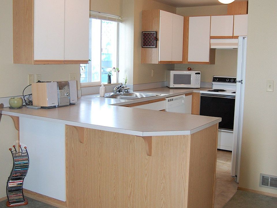 2nd image of 537 NE Ellis Way #102