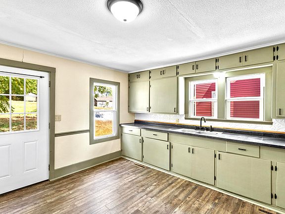 5th image of 906 E Cale Street