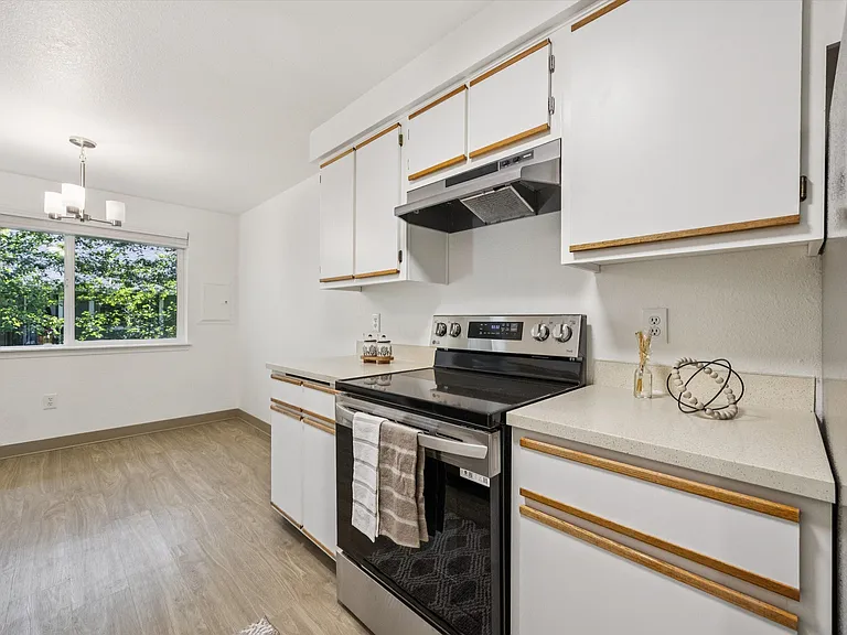Crestbrook Apartments — Photo 19
