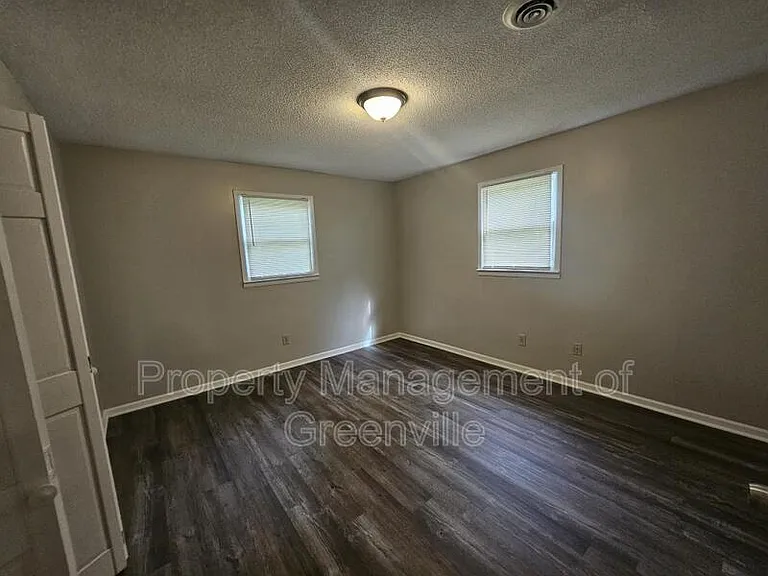 510 Woodside Ln — Photo 9