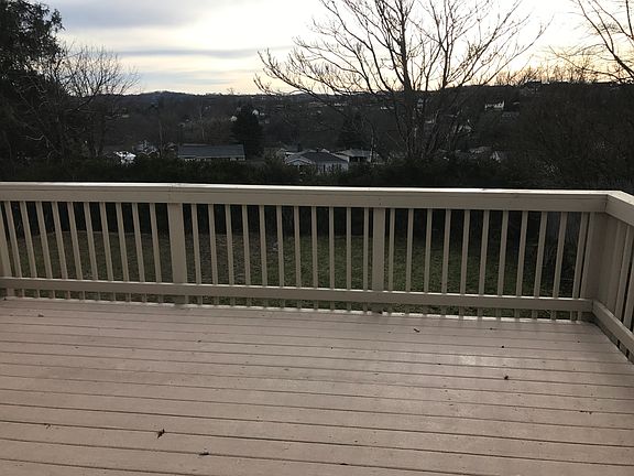 5th image of 643 Crestwood Dr