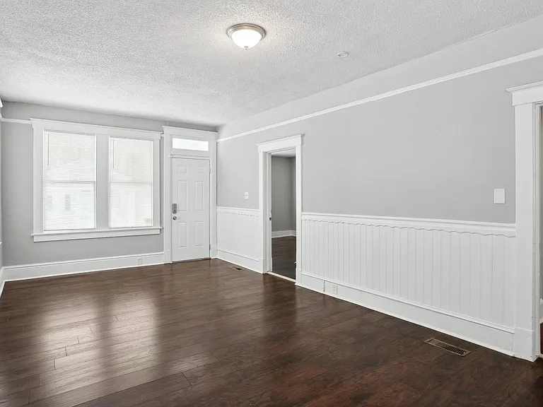 923 W Victory Dr — Photo 3