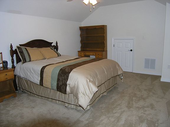 Finished 3rd Floor w/ Private Bath