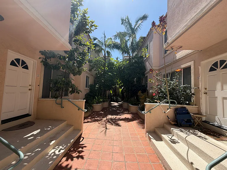 217 S Doheny Dr #5 — Photo 38