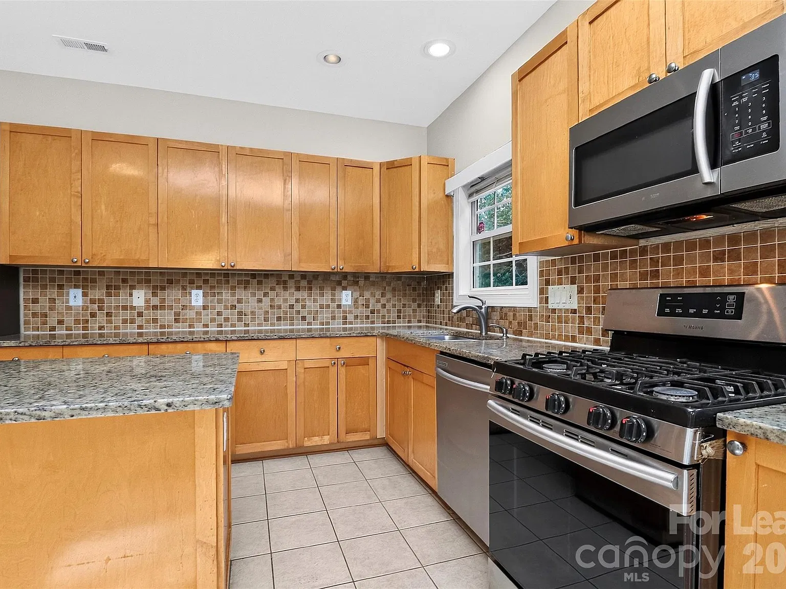 3 bed, 2.5 bath, 1924 sqft, $2,200 — Photo 3