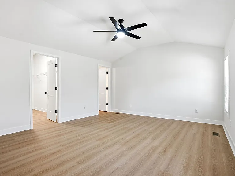 127 Perry St — Photo 11