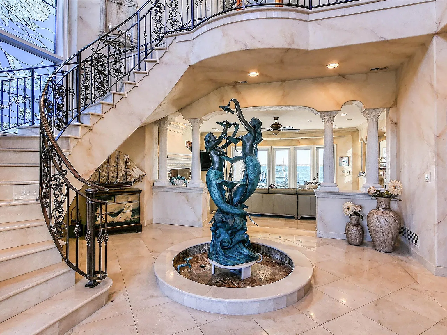 5 bed, 7.0 bath, 5500 sqft, $12,500 — Photo 2