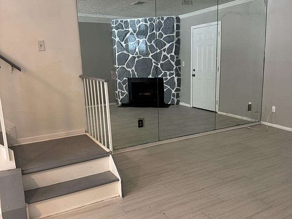 2nd image of 465 Prince Of Wales