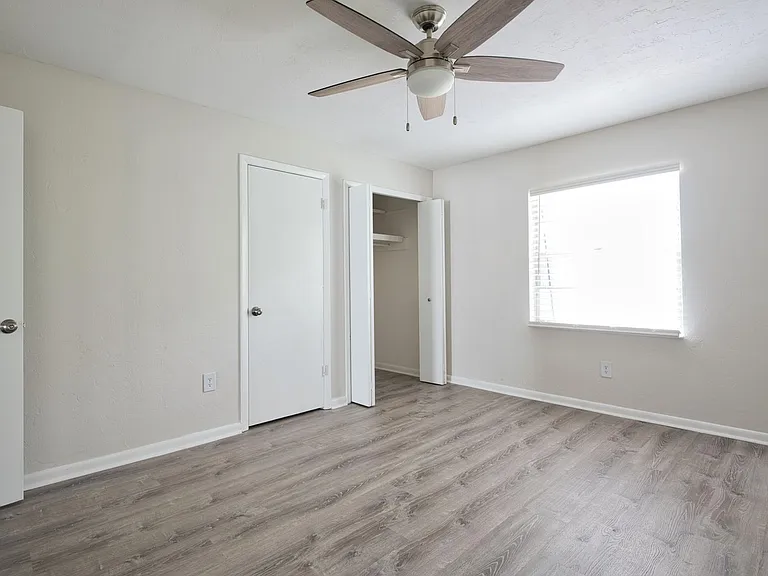 2304 SW 35th Pl — Photo 25