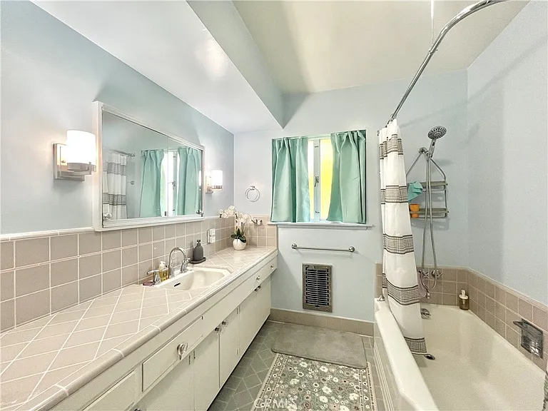 729 N California St — Photo 11