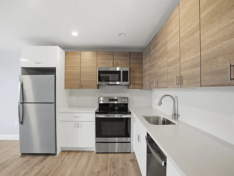 632 Centre St #302 — Photo 4