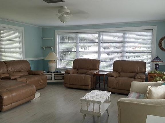 3rd image of 2455 Royal Rd