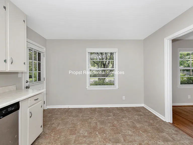 823 Stanhope Dr NE — Photo 15