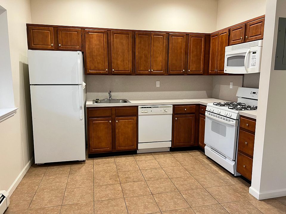 1st image of 819 Clarence Ave