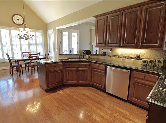 5th image of 135 Thornwood Pl