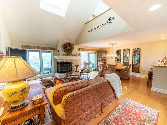 3rd image of 4 Juniper Hill Dr