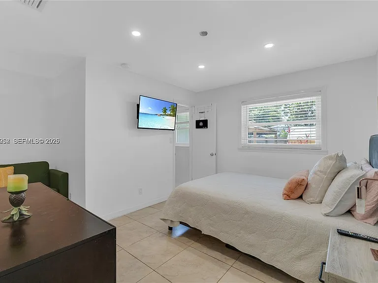 806 NE 4th St — Photo 18