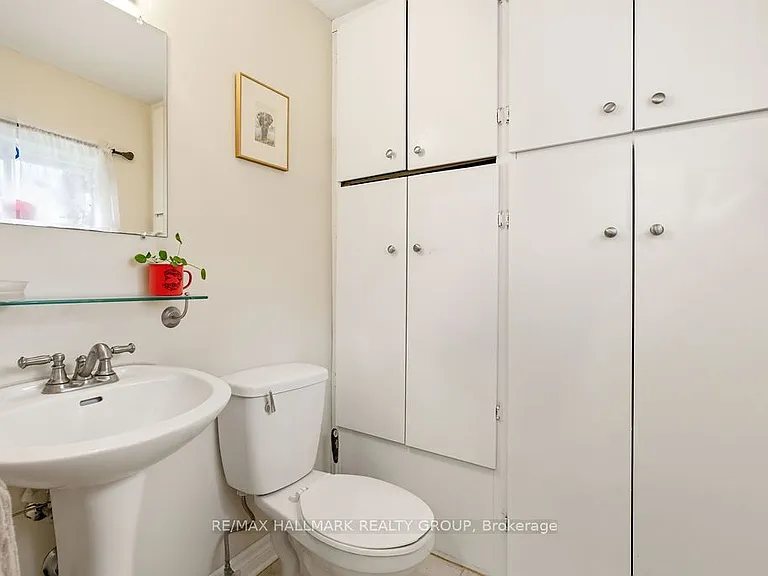 176 King Edward Ave — Photo 22