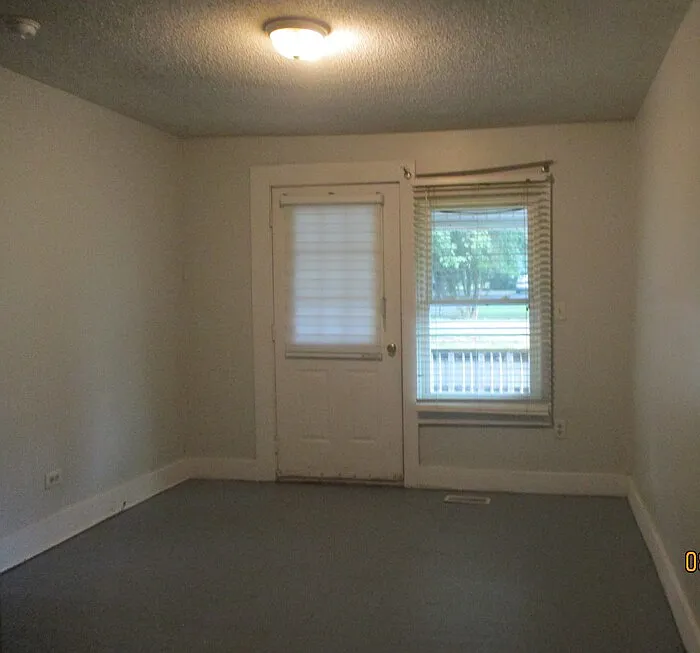 4 bed, 1.0 bath, $1,075 — Photo 2