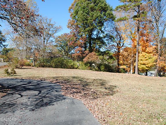 4th image of 1201 Woodcrest Dr