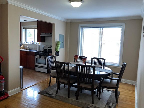 3rd image of 2704 W Lunt Ave