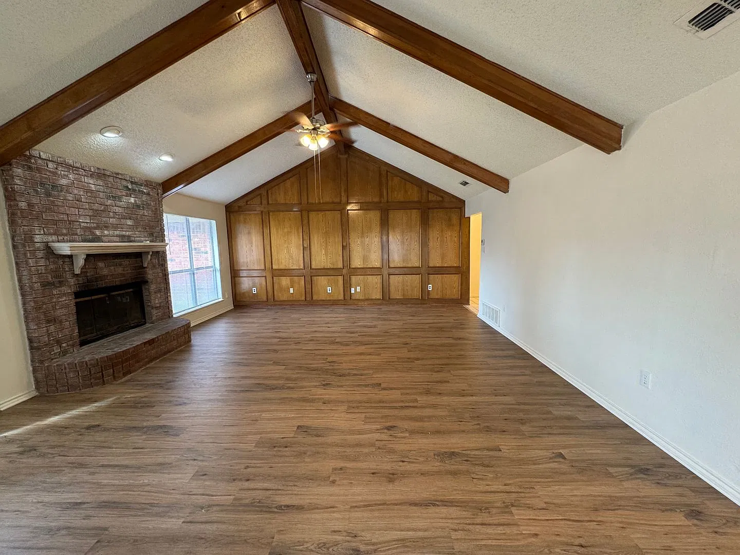 Single Story Home in Arlington near Airport — Photo 3