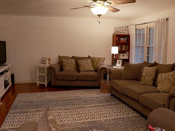 4th image of 2508 Royal Ln