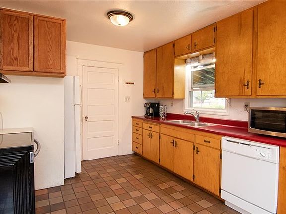 5th image of 3117 E Nora Ave