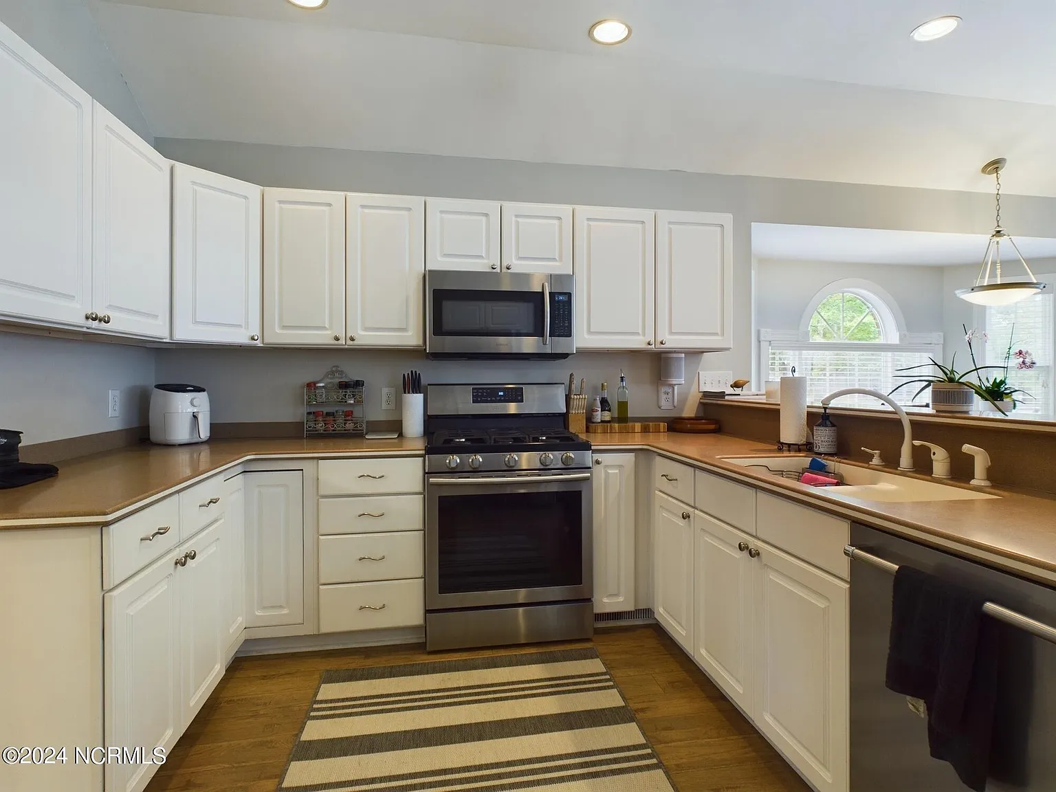 3 bed, 2.5 bath, $3,600 — Photo 4