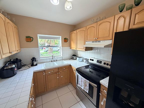 3rd image of 208 NW Avenue H Place
