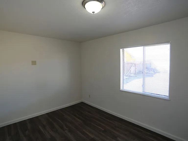 9817 N Stephens St — Photo 5