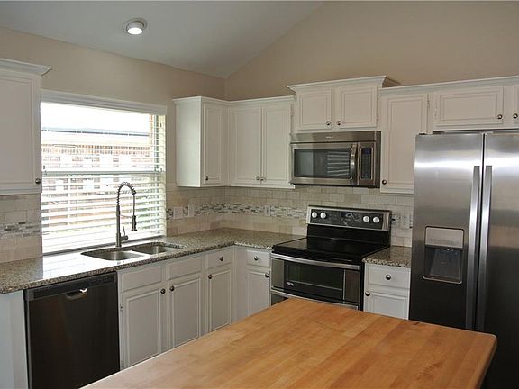 4th image of 319 Stately Oak Ln
