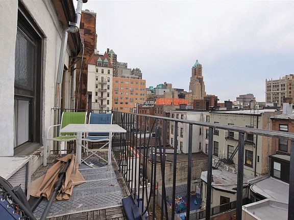 4th image of 142 Montague St #2R