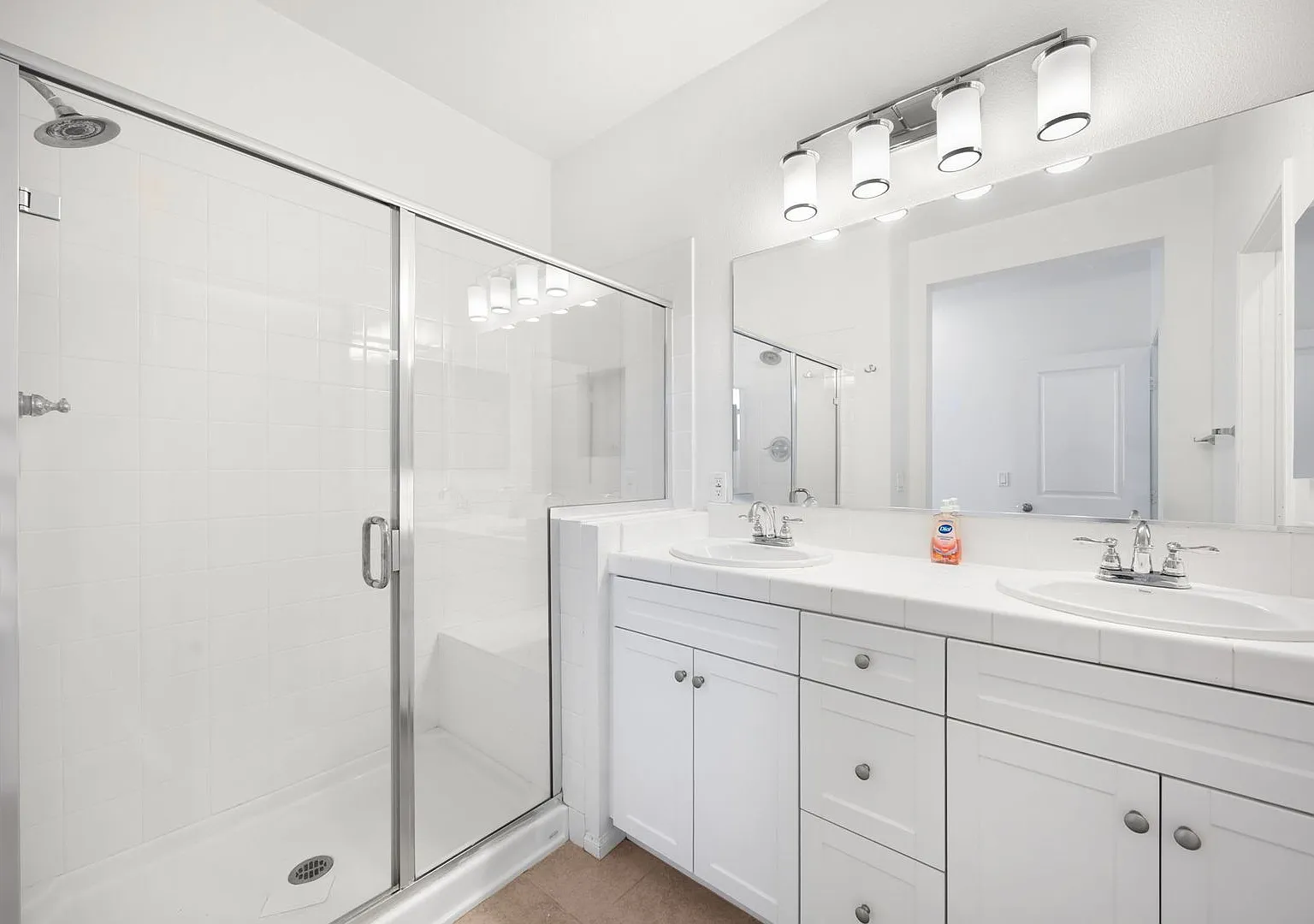 Beautiful 3-Bedroom Town home in the Heart of Brea Modern Comfort & Prime Location — Photo 4