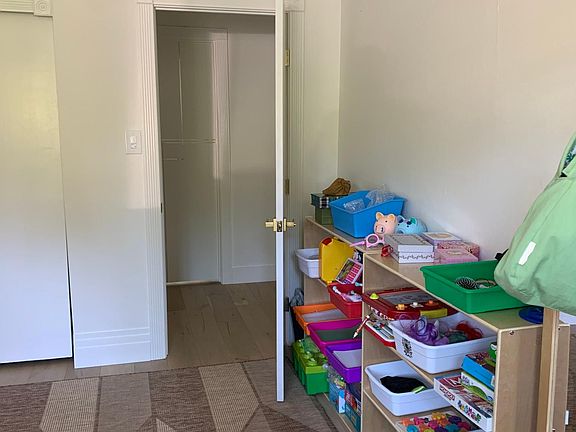 5th image of 909 Capuchino Ave