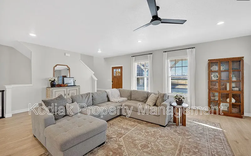 4 bed, 3.0 bath, 3672 sqft, $3,099 — Photo 4