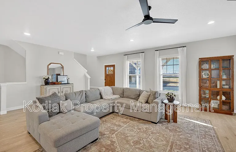 979 W Shoreline Dr — Photo 4