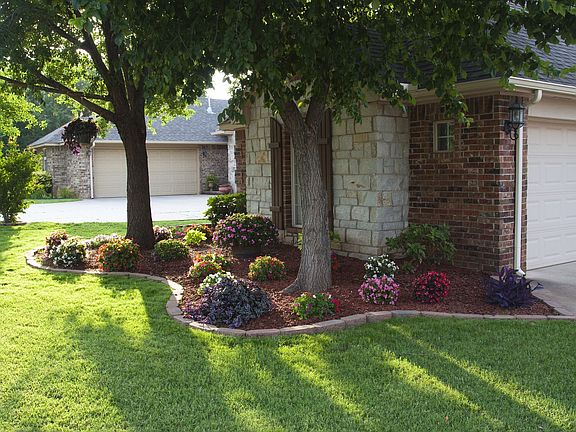 Front Flower Bed/Lawn